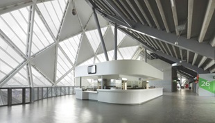 AAMI Park Stadium offers a remarkable form and lightness. So much so that in a precinct bristling with sports and entertainment venues, it signals a new era of technical and creative possibilities.